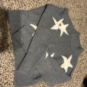 Arizona Jean Company Gray Knit Sweater with White Star Accents